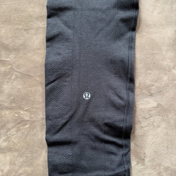 Lululemon Ribbed Leggings- Gray- Size 8/ M - Picture 4 of 4